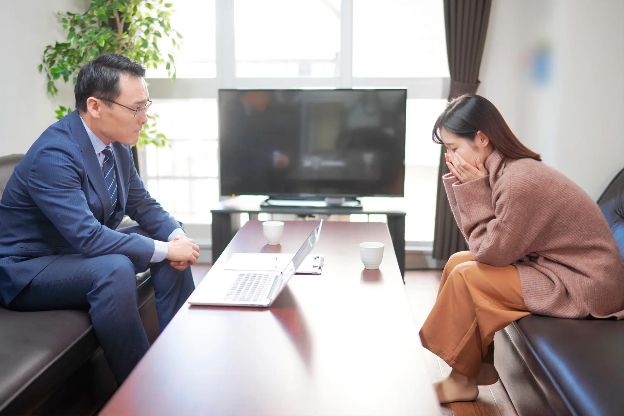 無料出張相談＆浮気調査専門スタッフ対応｜石川県金沢市・富山県で浮気調査に強い探偵をお探しなら｜アイズ探偵